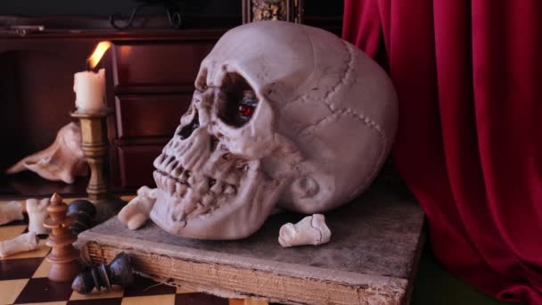 Alegórica Naturaleza Muerta Género Barroco Vanitas Cráneo Libro Ajedrez Velas — Vídeo de stock