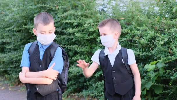 Twee Jongens Schoolkinderen Zwarte Kleren Met Hun Gezicht Bedekt Door — Stockvideo