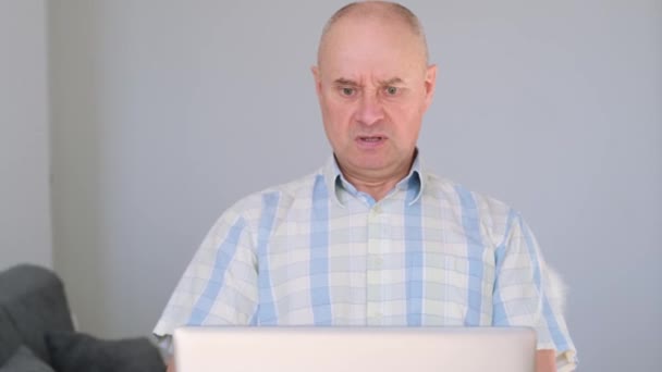Homem Careca Idoso Camisa Leve Fica Casa Frente Monitor Laptop — Vídeo de Stock