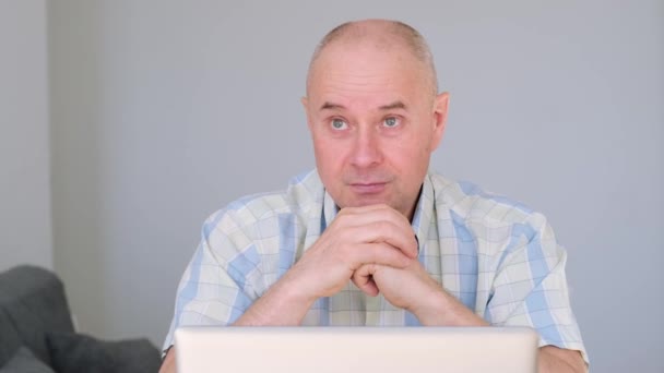 Oudere Kale Man Licht Shirt Zit Thuis Voor Laptop Monitor — Stockvideo