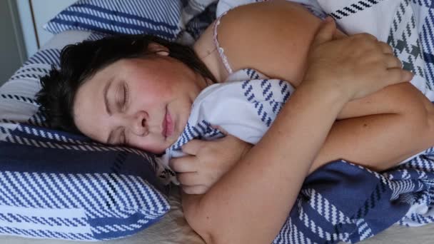 Donna Adulta Che Dorme Letto Sveglia Sonno Inquieto Concetto Insonnia — Video Stock