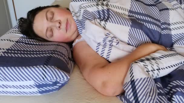 Erwachsene Frau Schläft Bett Wacht Auf Unruhiger Schlaf Konzept Der — Stockvideo