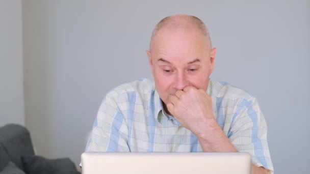 Χαρούμενος Τρελός Κύριος Κάθεται Στο Σπίτι Μπροστά Από Τον Υπολογιστή — Αρχείο Βίντεο
