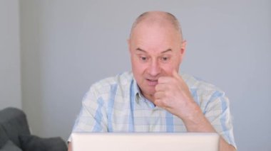 Neşeli, çılgın beyefendi evde bilgisayar başında oturuyor, internette bilgi veriyor, duygusal olarak sevinçten havalara uçuyor, coşkuyla bağırıyor, konsept piyangoyu kazandı, borsada, tatmin oldu.