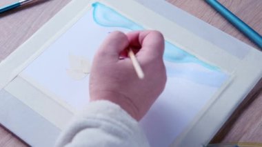 Kadın ressamın eli, renkli boyalar, mavi, eflatun dalgaları, arka plan, beyaz desenli kağıda yayılmış soyut lekeler, suluboya resim, yaratıcı sanat konsepti, sanat terapisi
