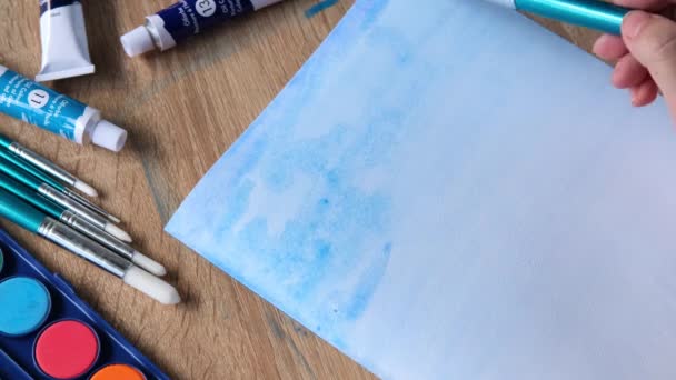Рука Художницы Рисует Цветными Красками Голубое Небо Облаками Фон Абстрактные — стоковое видео