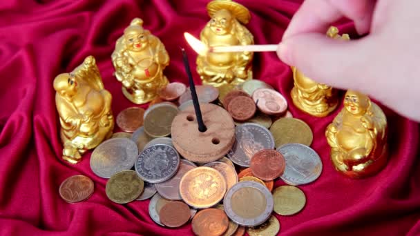 Skluzavka Kovových Mincí Měny Různých Zemí Figurky Japonského Hotei Boha — Stock video