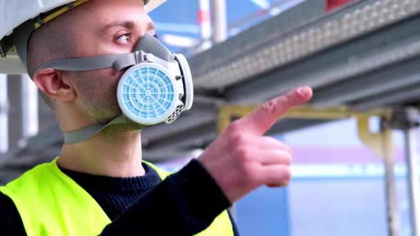 Jonge Mannelijke Bouwvakker Ingenieur Architect Witte Hardhoed Beschermende Ademhalingstoestel Tijdens — Stockvideo