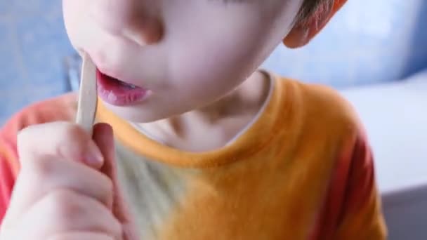 Garçon Enfant Ans Brosse Avec Diligence Les Dents Pâte Colorée — Video