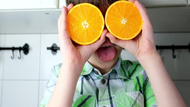 Klein Kind Kind Jongen Zit Keuken Thuis Sappige Gele Sinaasappels — Stockvideo