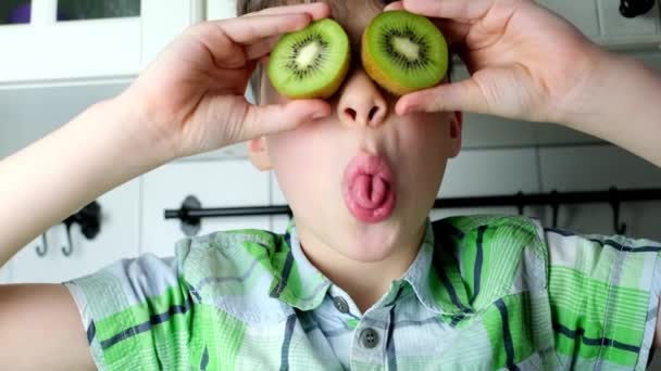Дитина Дитина Хлопчик Сидить Кухні Вдома Соковитий Зрізаний Зелений Ківі — стокове відео