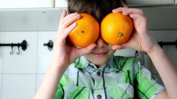 Lille Barn Barn Dreng Sidder Køkkenet Derhjemme Saftige Gule Appelsiner – Stock-video