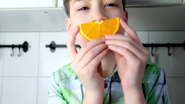 Criança Pequena Criança Come Uma Laranja Amarela Suculenta Cozinha Parte — Vídeo de Stock