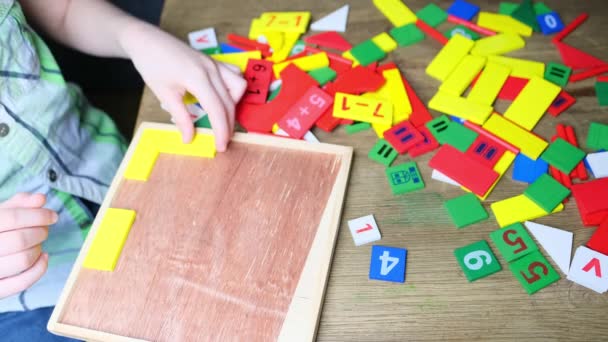 Dziecko Dziecko Bawi Się Kolorowymi Drewnianymi Kostkami Buduje Domy Rakiety — Wideo stockowe