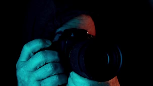 Мужчина Средних Лет Черном Капюшоне Тайно Фотографирует Крупным Планом Концептуальные — стоковое видео