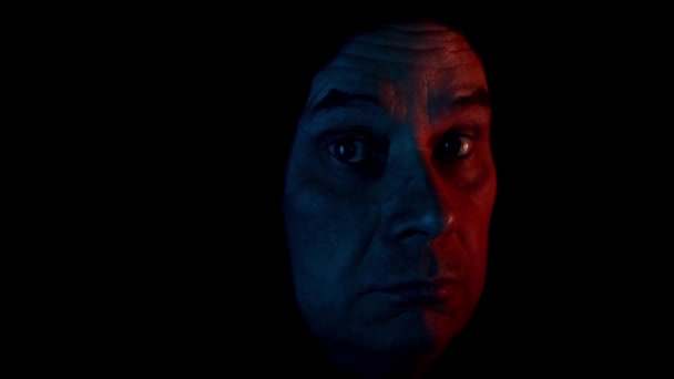 Bătrânul Într Cameră Întunecată Lumini Neon Într Capotă Neagră Stă — Videoclip de stoc