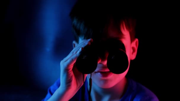 少年7 9歳のストーカーは闇の中で黒い双眼鏡を見てスパイ私生活の秘密を追跡監視の概念人々の観察 — ストック動画