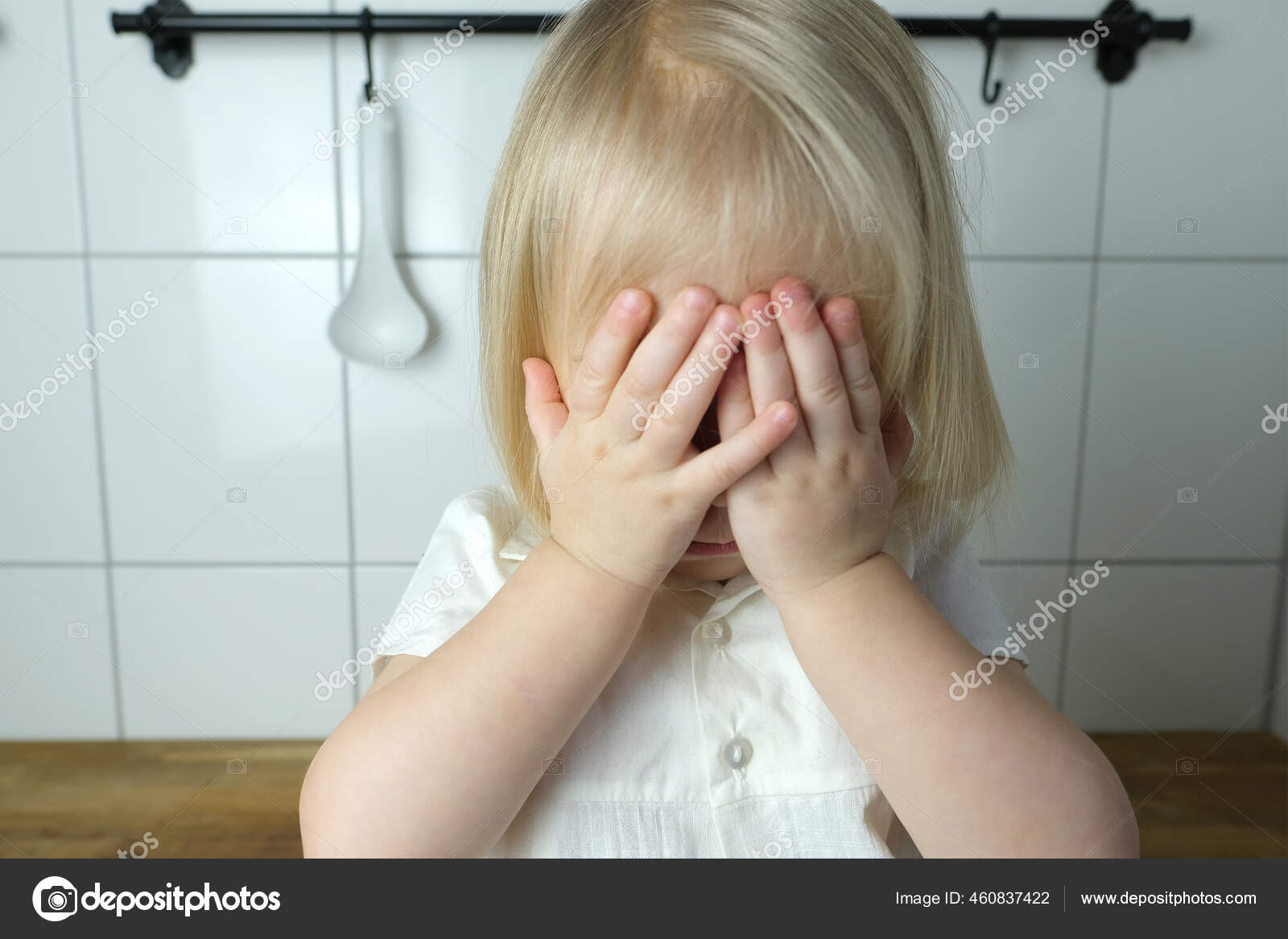 Petite Enfant Bebe Fille Blonde Couvert Son Visage Avec Ses Image Libre De Droit Par Kittyfly C