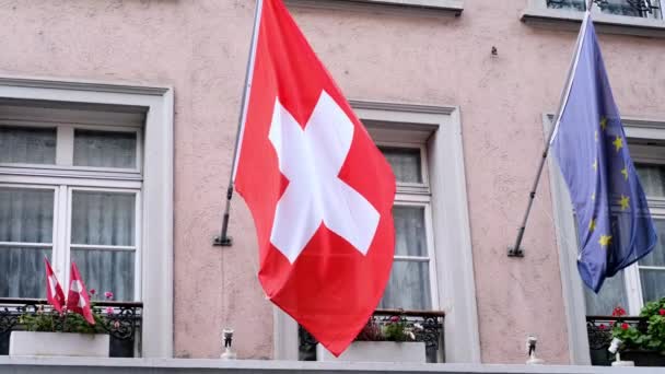 Bandera Nacional Del Estado Suiza Sobre Hermosa Seda Pared Edificio — Vídeos de Stock