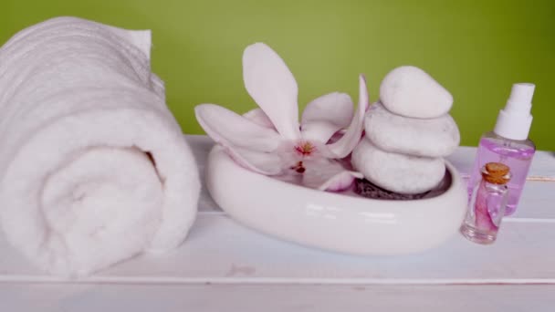 Belle Fleur Magnolia Rose Pierres Blanches Lisses Dans Une Pile — Video