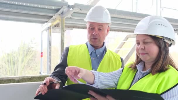 Experimentado Arquitecto Edad Avanzada Mujer Ingeniero Constructor Protección Del Casco — Vídeo de stock