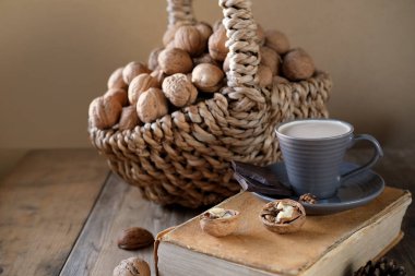 Bir fincan kahve, farklı türde fındık, ceviz, fındık, eski ahşap masa tahtalarındaki badem, yenilebilir çekirdek, gıda konsepti, şekerleme malzemesi.