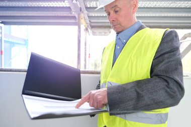 Deneyimli yaşlı inşaatçı, inşaat ekibi lideri, beyaz kask koruma mühendisi inşaat sahasında inşaat yenileme, inşaat mühendisliği konsepti belgeleri imzaladı.