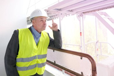 Tecrübeli inşaat işçisi, inşaat ekibi şefi, inşaat mühendisi inşaat alanında inşaat mühendisi yenileme ve inşaat mühendisliği konsepti denetleme.