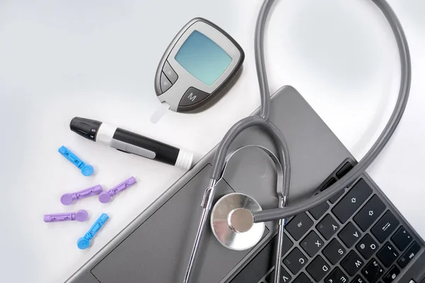 Medische Stethoscoop Diabetische Lancet Set Met Reserve Naalden Glucometer Laptop — Stockfoto