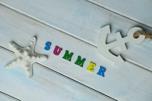 Das Wort Sommer Besteht Aus Volumetrischen Farbigen Buchstaben Auf Hellblauem — Stockfoto