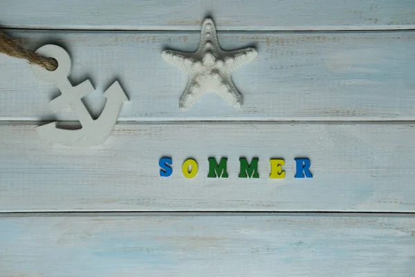 Palavra Verão Alemão Composta Letras Coloridas Volumétricas Fundo Madeira Azul — Fotografia de Stock