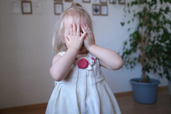 Małe Dziecko Dziecko Blondynka Stoi Zakrywając Twarz Rękami Urazy Strachu — Zdjęcie stockowe
