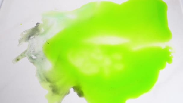 Macchie Astratte Vernice Verde Sparsi Una Superficie Bianca Disegno Con — Video Stock