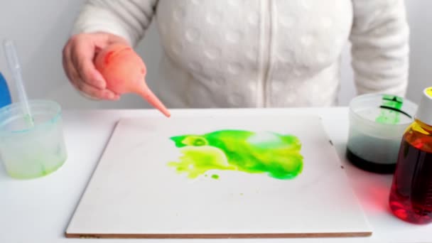 Mujer Aplica Pintura Verde Con Gotero Infla Manchas Abstractas Extendidas — Vídeos de Stock