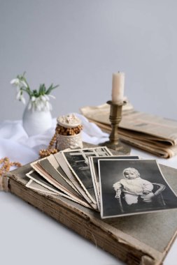 Antika fotoğraflar, 1960 'ların bebek fotoğrafları, mum yakılıyor, ilkbahar çiçekleri, kar damlası, vazoda Galanthus, aile ağacı konsepti, soy ağacı, çocukluk anıları.