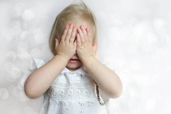 Dziecko Dziecko Blondynka Stoi Zakrywając Twarz Rękami Urazy Strachu Płacząc — Zdjęcie stockowe