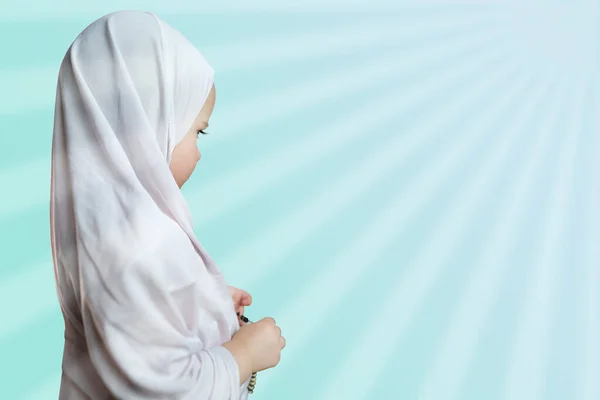 Hölzerner Rosenkranz Zum Gebet Den Händen Eines Kleinen Kindes Eines — Stockfoto