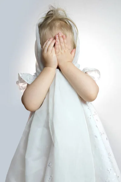 Małe Dziecko Nieśmiała Dziewczyna Białej Sukience Zakryła Twarz Dłońmi Wstydu — Zdjęcie stockowe