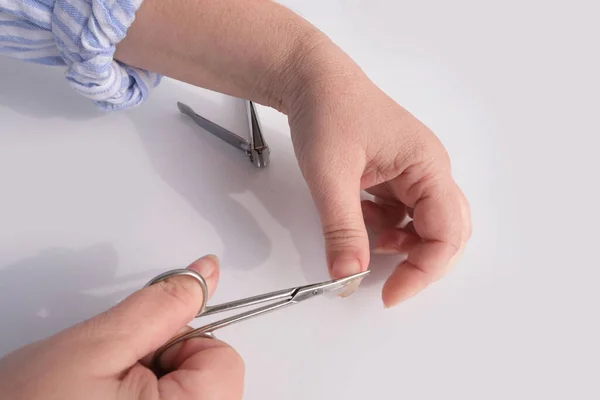 Dłonie Starszej Kobiety Zmarszczkach Zbliżenie Nożyczki Obcinanie Paznokci Pielęgnacja Manicure — Zdjęcie stockowe