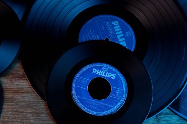Frankfurt, Almanya - Nisan 2021: Philips kayıt stüdyosu, renkli ışıklandırma, analog retro müzik konsepti, ses deneyimi, müzik keyfi, klasik teknolojinin siyah vinil kaydının yakın çekimi