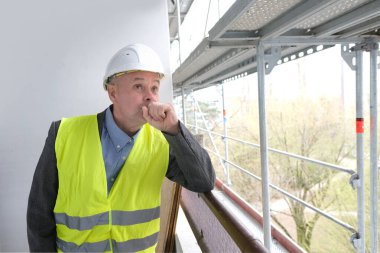 Tecrübeli inşaat işçisi, inşaat ekibi şefi, inşaat mühendisi inşaat alanında inşaat mühendisi yenileme ve inşaat mühendisliği konsepti denetleme.