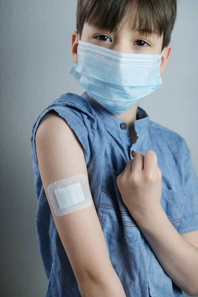 Pequeño Paciente Camisa Yeso Blanco Mano Niño Niño Hecho Vacuna —  Fotos de Stock