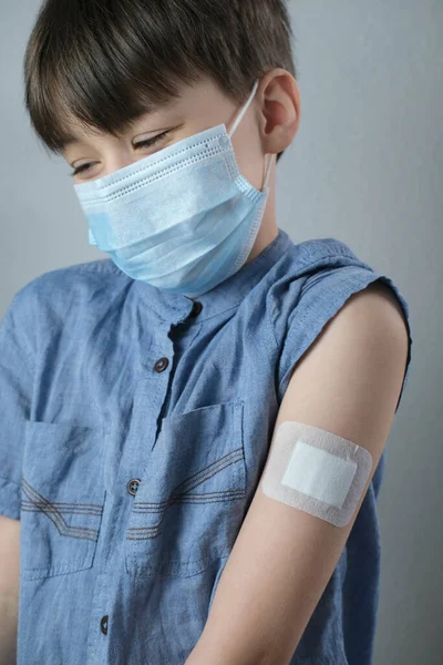 Pequeño Paciente Camisa Yeso Blanco Mano Niño Niño Hecho Vacuna —  Fotos de Stock