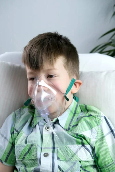 Pequeño Paciente Camisa Niño Niño Miente Máscara Oxígeno Facial Concepto —  Fotos de Stock