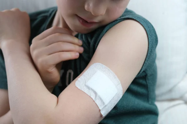 Pequeño Paciente Camisa Yeso Blanco Mano Niño Niño Hecho Vacuna —  Fotos de Stock