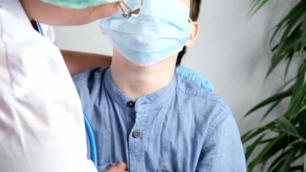 Kvinna Vit Medicinsk Uniform Kramar Liten Patient Barnläkare För Behandling — Stockvideo