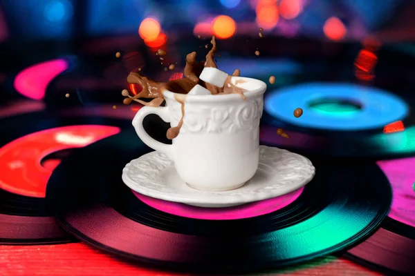 咖啡在白杯中的特写 黑胶唱片 模拟复古音乐概念 音频印象 音乐享受 老式技术 80年代迪斯科 — 图库照片