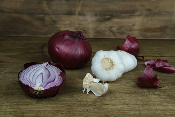 Nahaufnahme Von Roten Zwiebeln Ganzen Zwiebeln Und Geschnitten Knoblauch Konzept — Stockfoto