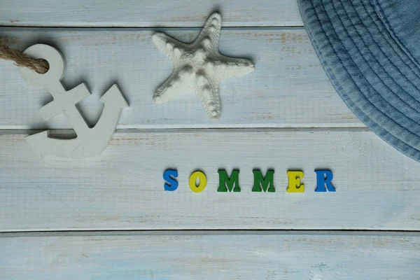 Palavra Verão Alemão Composta Letras Coloridas Volumétricas Fundo Madeira Azul — Fotografia de Stock
