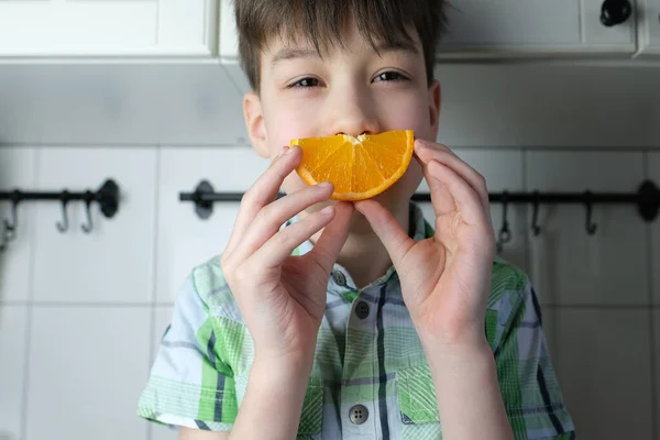 Criança Criança Come Uma Laranja Amarela Suculenta Cozinha Parte Close — Fotografia de Stock